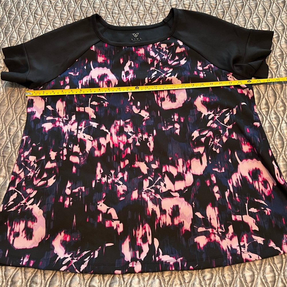 LIVI Active woman’s 18/22 pink and black athletic top